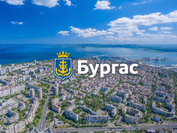 панорамна гледка на кварталите в Бургас от въздуха с герба на Бургас и надпис Бургас